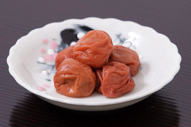 Tại Nhật Bản, dưa chua chủ yếu được làm bằng muối, giấm hoặc rượu sake kasu (còn sót lại từ sản xuất rượu sake). Món dưa chua phổ biến nhất ở Nhật Bản là “Umeboshi” là dưa chua mận và thông thường nó có vị rất chua.