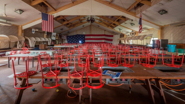 Những chiếc ghế trông vẫn còn mới trong một hội trường được trang trí theo phong cách Mỹ.