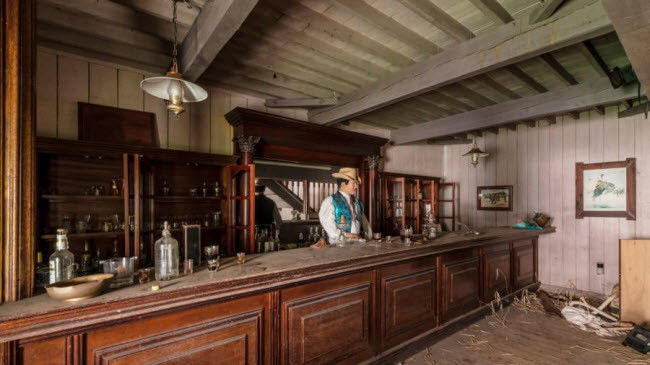 Bụi phủ kín quán bar bị bỏ hoang lâu ngày.