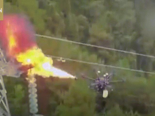Máy bay không người lái phun lửa đốt rác ”giải cứu” đường điện cao thế