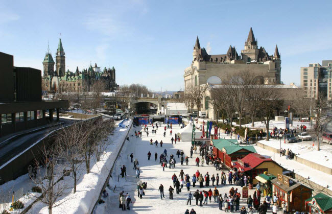 Ottawa, Canada: Thành phố thủ đô của Canada thường có nhiệt độ trung bình vào tháng 1 chỉ -10,2 độ C. Người dân địa phương thường trượt băng đi làm vào thời điểm này trong năm.