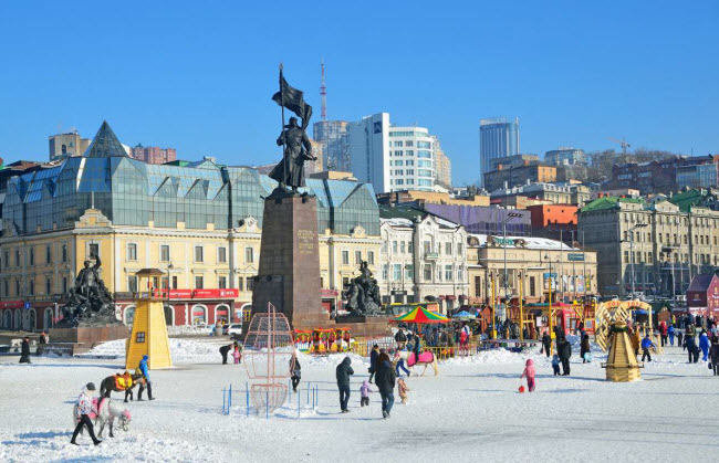 Vladivostok, Nga: Thành phố này nằm ở vùng Viễn Đông và giáp biên giới với Trung Quốc. Nhiệt độ trung bình vào tháng 1 chỉ là -13,1 độ C.