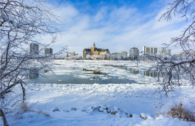 Saskatoon, Canada: Năm 2017, dân số của Saskatoon là 271.000 người và trở thành thành phố lớn nhất ở vùng Saskachewan. Nhiệt độ trung bình ở đây vào tháng 1 chỉ là -13,9 độ C.