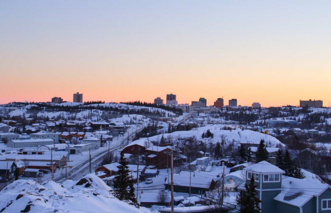 Yellowknife, Canada: Vào mùa đông hằng năm, gần 19.000 người tại thành phố Yellowknife phải trải qua thời tiết lạnh giá với nhiệt độ trung bình -25,6 độ C.