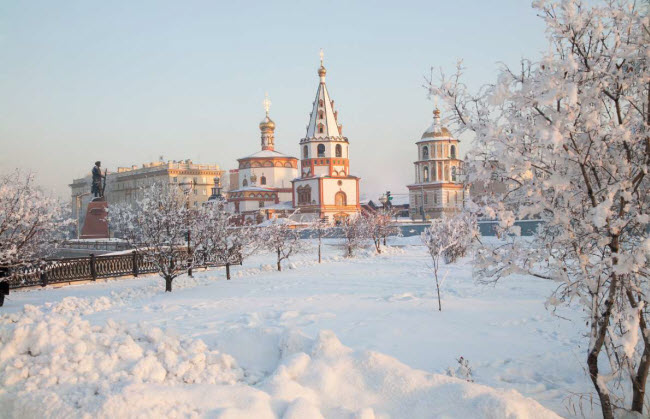 Irkutsk, Nga: Với dân số hơn 578.000 người, là một trong những thành phố công nghiệp lớn của Nga tại vùng Siberia. Người dân ở đây phải sống trong điều kiện lạnh -18,8 độ C vào mùa đông.