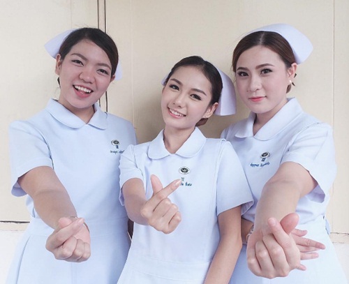 Vì quá nổi tiếng, nữ y tá xinh đẹp nhất Thái Lan bị sa thải - 1