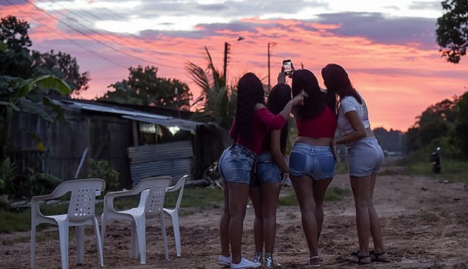 Ra nước ngoài, hàng loạt phụ nữ Venezuela phải bán dâm kiếm sống - 1