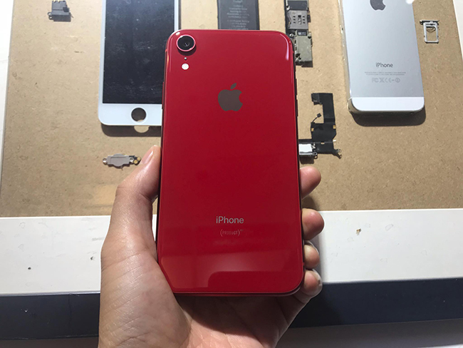 Chiếc iPhone mới nhất là iPhone Xr đã được bán ra trên toàn thế giới và đã nhanh chóng xuất hiện tại Việt Nam dưới dạng hàng xách tay.