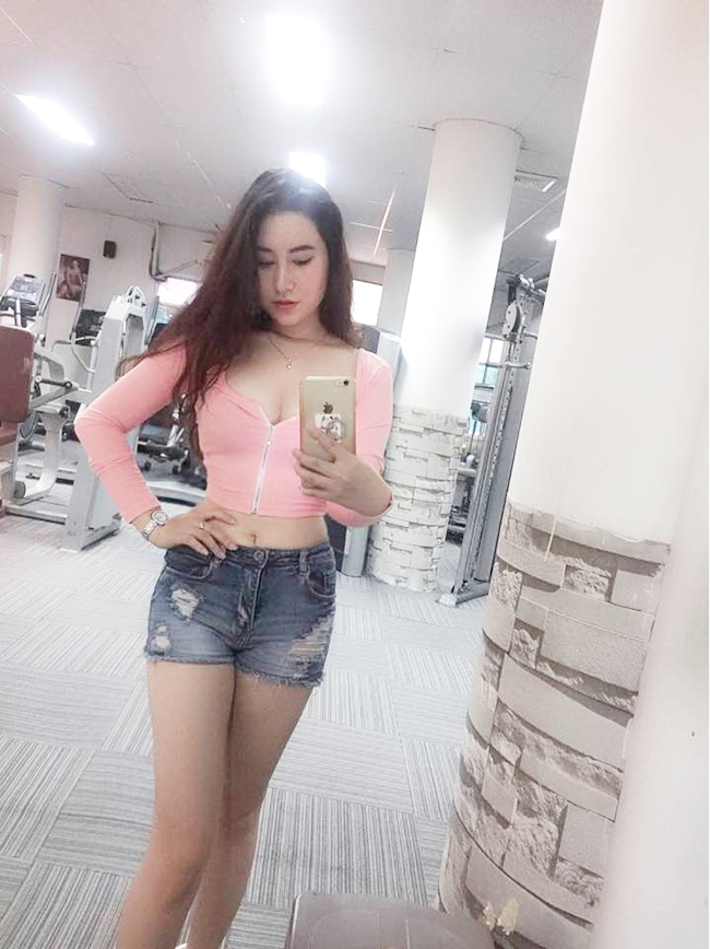 Diễn viên 22 tuổi tự tin khoe đường cong sexy khi diện bộ đồ ôm bó sát trẻ trung, táo bạo.