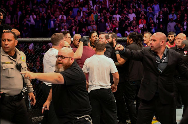 Khabib hạ McGregor, đánh cả bạn thân: Cay đắng 1 cú đá mất 25 tỷ đồng - 3