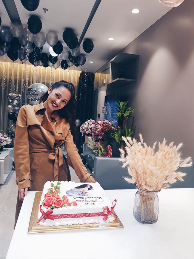 Bạn gái cũ Hồ Quang Hiếu tổ chức sinh nhật tại nhà riêng.