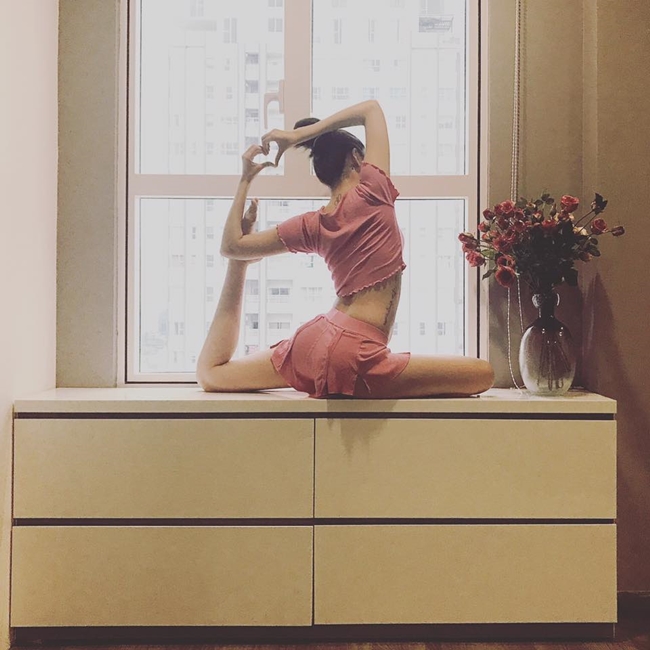 Góc tập yoga lý tưởng của Bảo Anh bên cửa sổ.