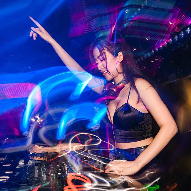 Trong giới DJ miền Bắc, Trang Moon là cái tên nổi bật. Trang cho hay, cô học DJ từ năm lớp 12, đến nay, có 8 năm kinh nghiệm trong nghề.