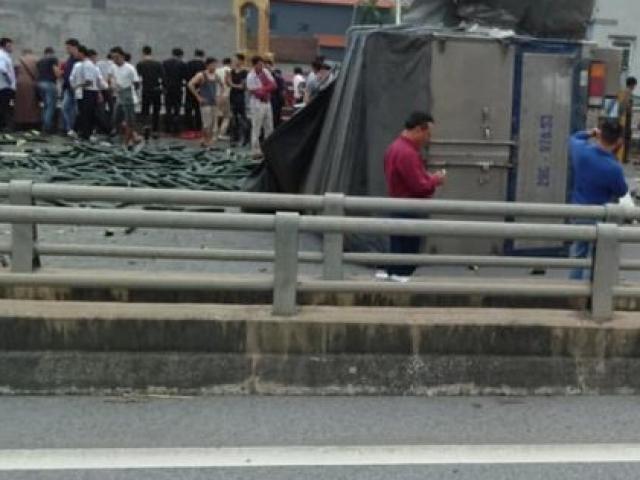 Xe tải lật sau đâm xe khách, cao tốc Nội Bài-Lào Cai ùn tắc