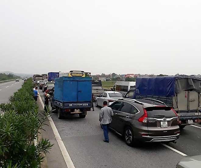 Xe tải lật sau đâm xe khách, cao tốc Nội Bài-Lào Cai ùn tắc - 2