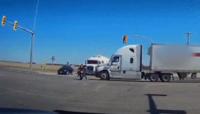 CHOÁNG: Lái xe máy vượt đèn đỏ bị xe tải hất văng ra đường - 1