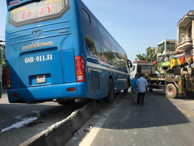 Xe khách “làm xiếc” trên phố Sài Gòn, nhiều người khóc gào
