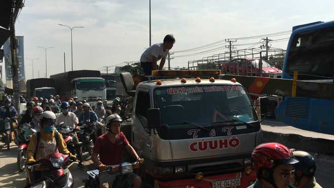 Xe khách “làm xiếc” trên phố Sài Gòn, nhiều người khóc gào - 2