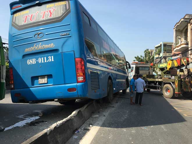 Xe khách “làm xiếc” trên phố Sài Gòn, nhiều người khóc gào - 1