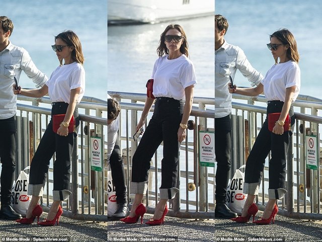 Khó hiểu như vợ yêu của Beckham: Đi biển cũng mang giày cao gót!
