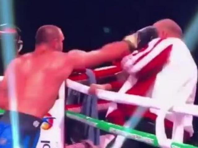 Boxing: Võ sỹ thua trận cay cú quay về đấm HLV của mình