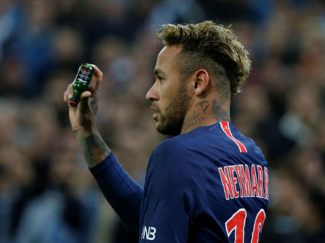 PSG đại chiến: Neymar bị tấn công, ném chai nước suýt vỡ đầu