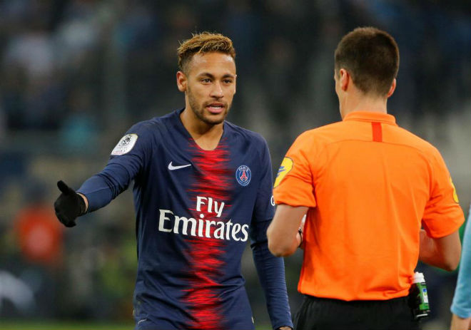 PSG đại chiến: Neymar bị tấn công, ném chai nước suýt vỡ đầu - 3