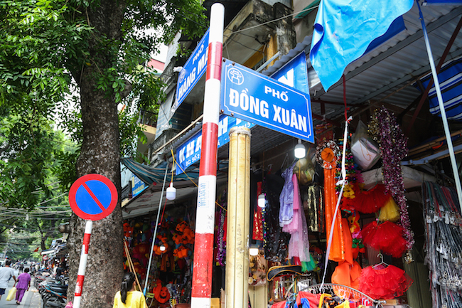 Phố Hàng Mã, Lương Văn Can nổi tiếng với rất nhiều mặt hàng đồ chơi bày bán tràn lan, khó quản lý.

