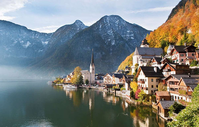 Mùa thu là mùa lãng mạn nhất trong năm, hay còn được mệnh danh là "mùa của thi sĩ". Với những cảnh sắc tuyệt đẹp hòa cùng sự thay đổi kỳ diệu của thiên nhiên, mùa thu ở mỗi nơi trên thế giới lại mang đến một vẻ đẹp riêng biệt.

Cảnh mùa thu lãng mạn ở một thị trấn tại Áo.


