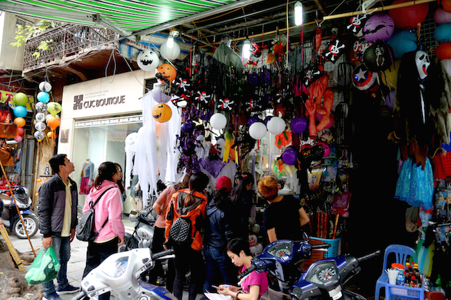 Ngày hội hóa trang Halloween được du nhập vào Việt Nam từ lâu và những năm gần đây, cũng như ngày lễ Noel, Halloween được giới trẻ Việt Nam đón nhận rất nồng nhiệt.

