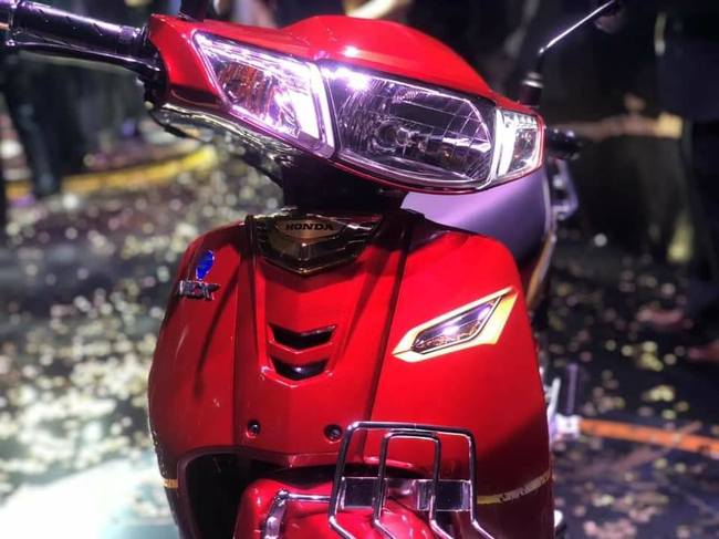 2019 Honda Dream 125 vừa ra mắt tại thị trường Campuchia làm phấn khích làng xe hai bánh. Ảnh mặt trước 2019 Honda Dream 125 bản màu đỏ.