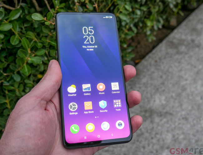 Xiaomi đã mô tả Mi MIX 3 là smartphone toàn màn hình thực sự, bao gồm cả việc loại bỏ notch khó chịu phía trước. Đó là màn hình AMOLED 6,39 inch độ phân giải FHD+ &#40;2310 x 1080 pixel&#41;, tỷ lệ hiển thị 19,5:9 cùng tỷ lệ màn hình so với thân máy lên đến 93,4%.