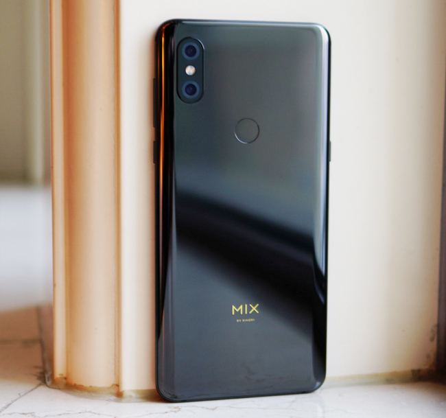 Mi MIX 3 có 3 màu Onyx Black, Jade Green và Sapphire Blue. Nó sẽ có giá từ 475 USD &#40;11,09 triệu đồng&#41; cho bản RAM 6 GB + ROM 128 GB; 518 USD &#40;12,09 triệu đồng&#41; cho bản RAM 8 GB + ROM 128 GB; và 576 USD &#40;13,45 triệu đồng&#41; RAM 8 GB + ROM 256 GB. Phiên bản Palace Museum sẽ có giá 719 USD &#40;16,8 triệu đồng&#41; với bộ nhớ trong 256 GB. Chưa có thông tin nào về giá bán và khả năng phát hành tại các khu vực khác trên thế giới.