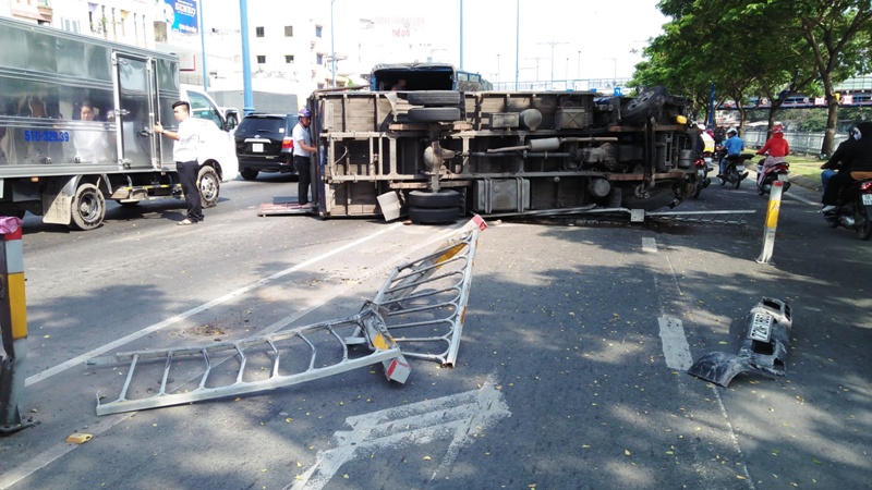Nhiều người vứt xe, chạy thục mạng khi ô tô tải “đại náo” phố Sài Gòn - 1
