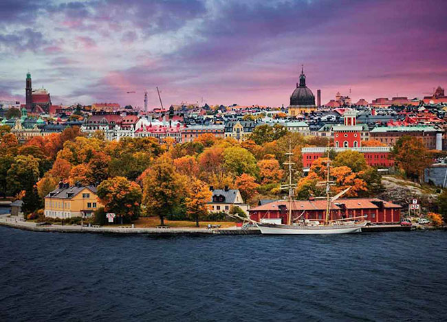 Sắc thu và những ngôi nhà mang màu sắc xem lẫn ở Thụy Điển.
