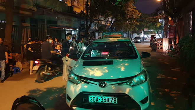 Lái xe Mazda CX5 chèn xe qua người tài xế taxi giữa phố Hà Nội - 1