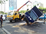 Tin tức trong ngày - Nhiều người vứt xe, chạy thục mạng khi ô tô tải “đại náo” phố Sài Gòn