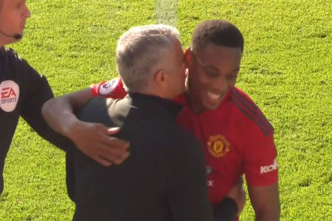 Martial - Luke Shaw thăng hoa trở lại: Hãy để yên cho Mourinho làm việc - 2