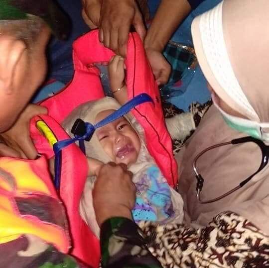 Sự thật về bức ảnh em bé sống sót sau tai nạn máy bay Indonesia - 1