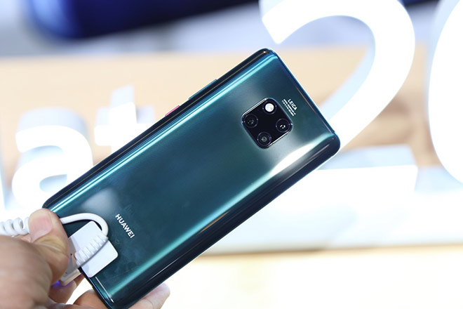 Mate 20 Pro khiến iPhone Xs Max chào thua nhiều điều - 1