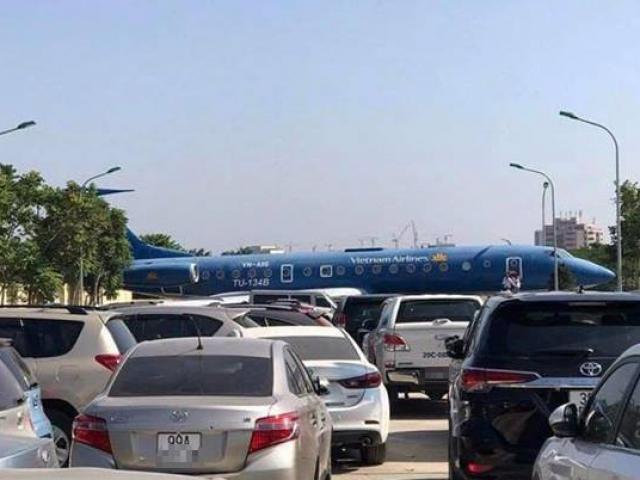 Thực hư hình ảnh ”máy bay nằm giữa đường tại Nội Bài”