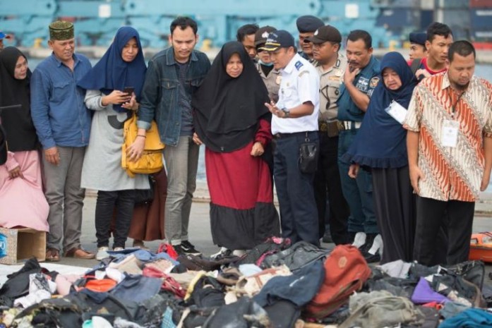 Nóng: Nạn nhân đầu tiên vụ rơi máy bay Indonesia được nhận dạng - 1