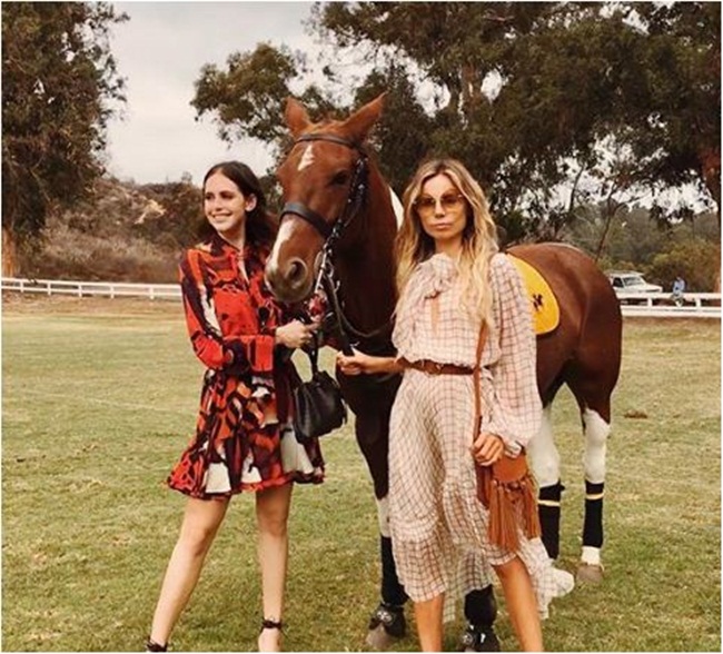 Cô gái này cũng không bỏ lỡ cuộc đua ngựa Veuve Clicquot Polo Classic.