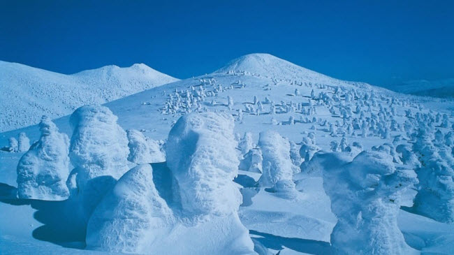 Dãy núi Hakkoda, tỉnh Aomori: Dãy núi hùng vĩ này bao gồm ngọn núi với tuyết phủ trên đỉnh. Trong đó, ngọn núi Odake nổi tiếng nhất.