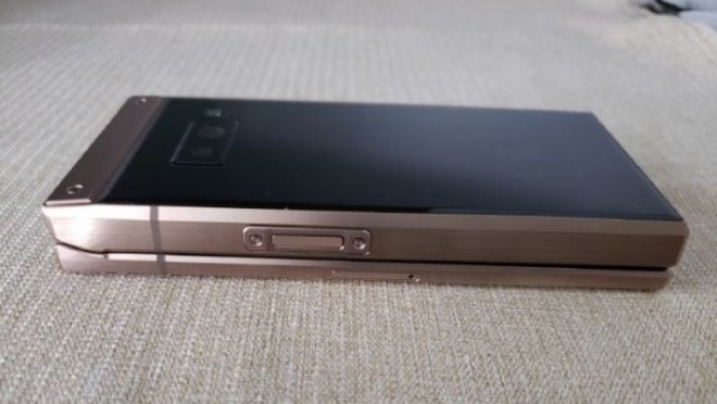 Cận cảnh chiếc điện thoại nắp gập Samsung W2019 bị rò rỉ - 1
