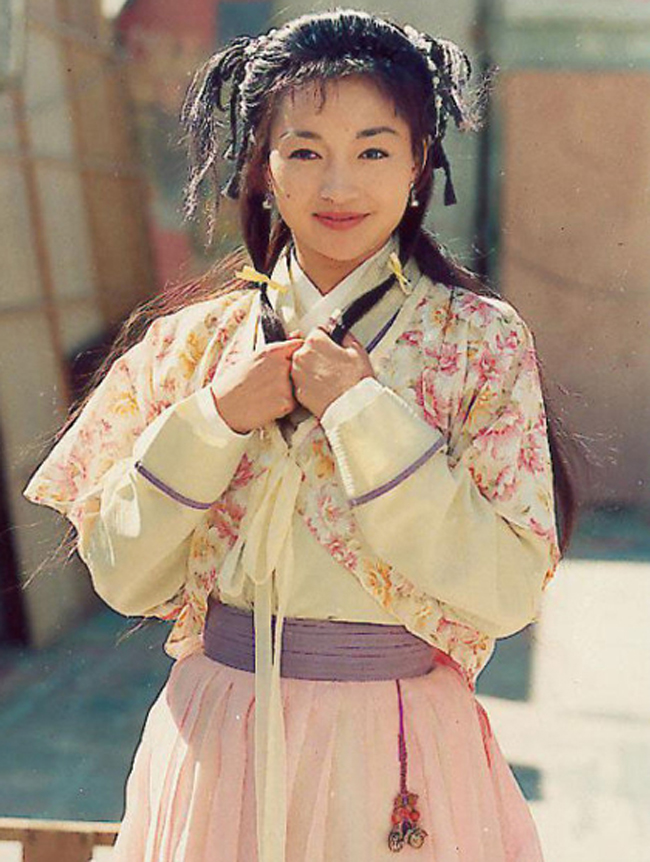 Trước Dương Mịch, Lý Ỷ Hồng cũng là cái tên nổi bật gắn liền với vai diễn Quách Tương trong phiên bản Thần Điêu Đại Hiệp kinh điển của TVB năm 1995 do Lý Nhược Đồng và Cổ Thiên Lạc thủ vai chính.