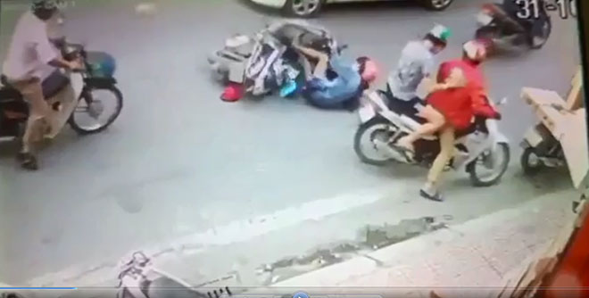Clip: Một phụ nữ bị “người lạ” đạp ngã vào ô tô khi đang đi trên phố - 1