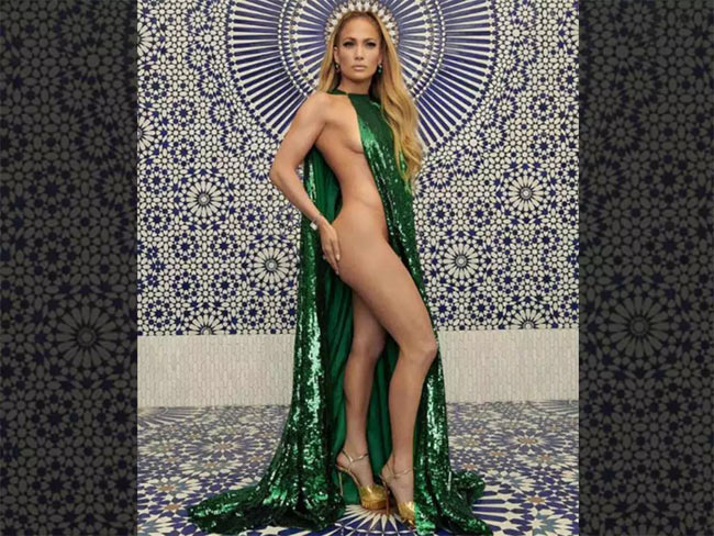 Mới đây Jennifer Lopez vừa gây sốc khi diện một bộ váy quá táo bạo của Haute Couture Valentino.