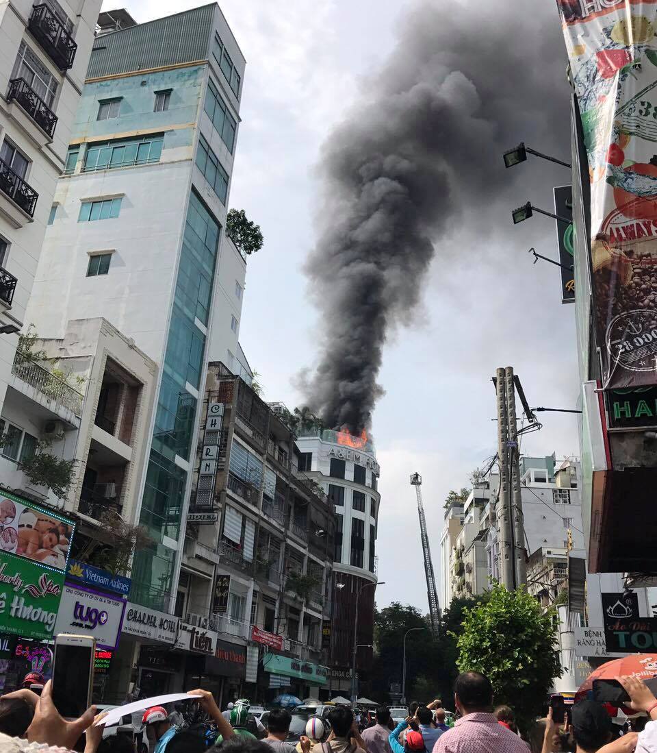Khách sạn giữa trung tâm Sài Gòn cháy dữ dội, khách hoảng loạn tháo chạy - 1