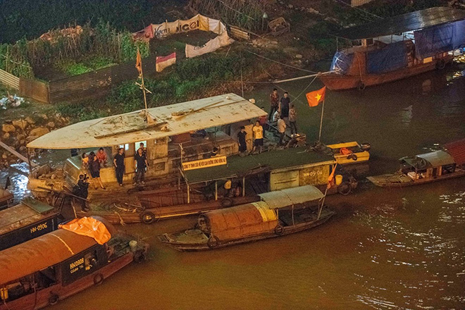 NÓNG: Đã tìm thấy ô tô Mercedes húc bay lan can cầu Chương Dương, lao xuống sông Hồng - 8